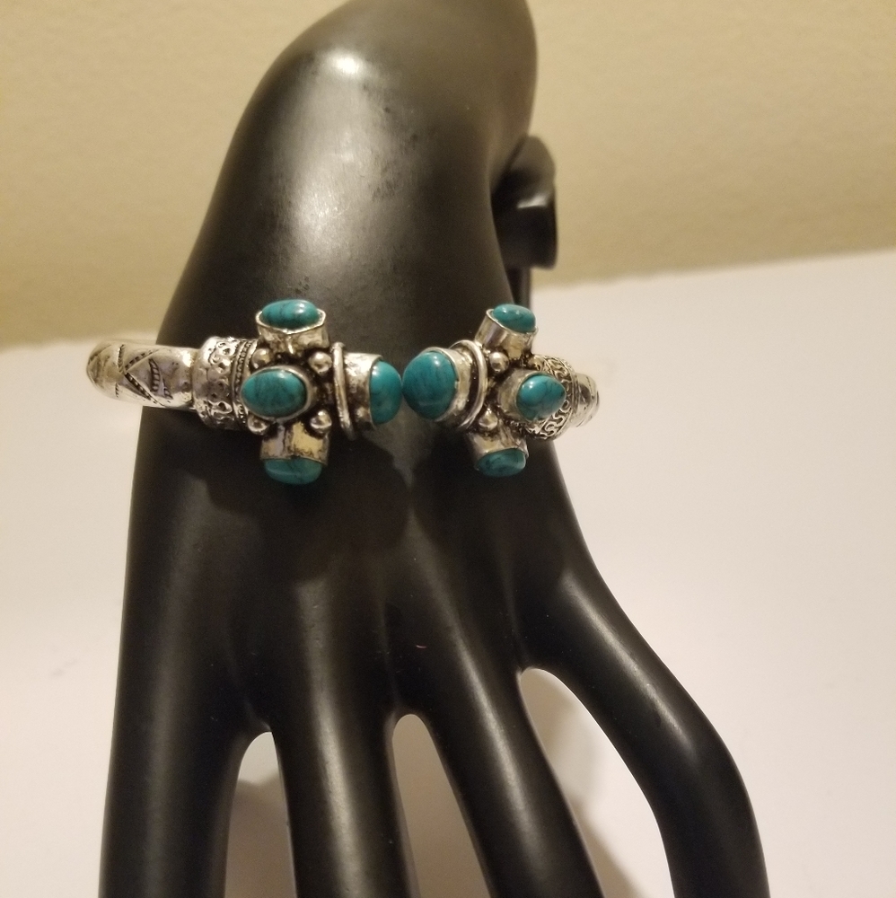 CLASSY BRACELET NWOT